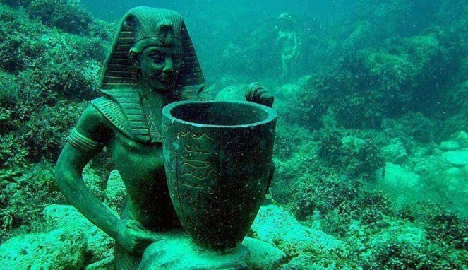 Patung sisa reruntuhan Istana Cleopatra [Image Source]