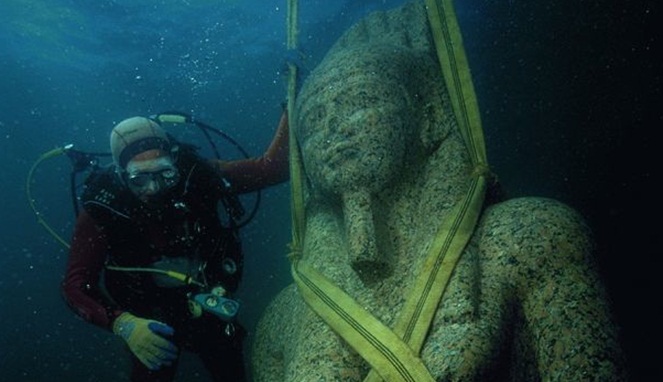 Patung yang ditemukan dari reruntuhan Herakleion [Image Source]
