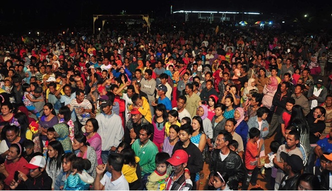 Penonton musik dangdut [Image Source]
