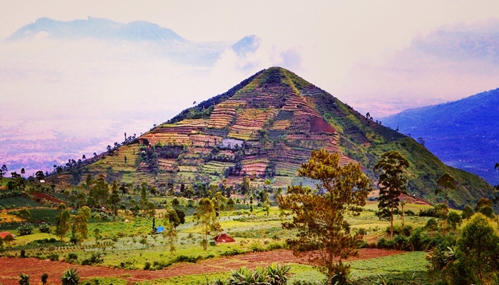Piramida Sadahurip di Garut [image source]