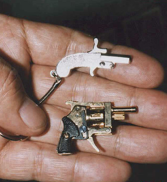 Pistol Gantungan Kunci [Image Source]