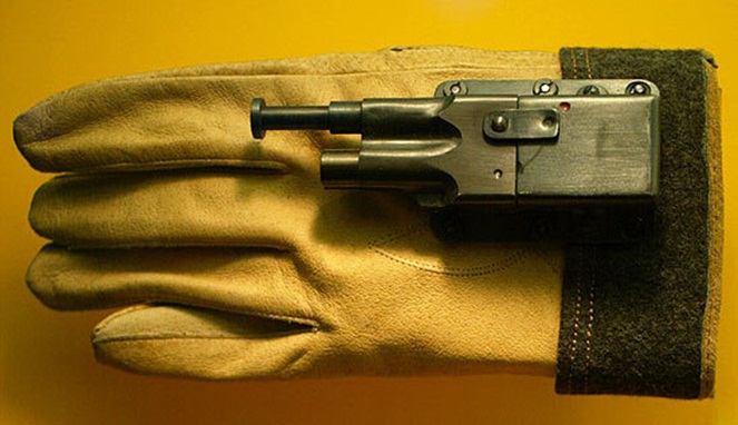 Pistol Kaus Tangan [Image Source]