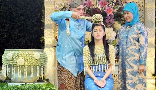 Proses Siraman Alya Rajasa dalam pernikahan adat Jawa [Image Source]