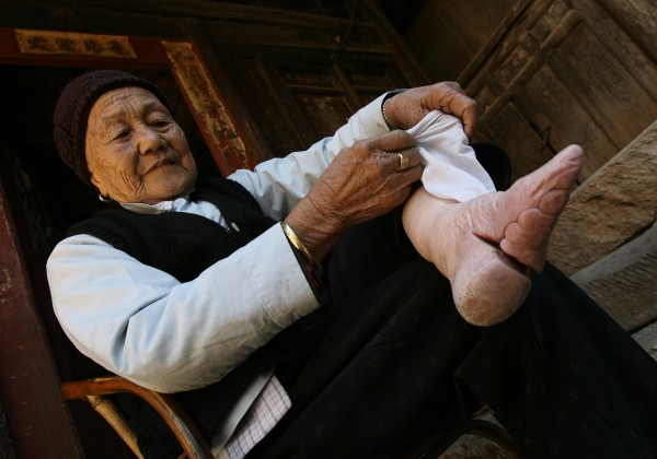 Sepatu mini untuk wanita China jaman dahulu, kakinya jadi pendek