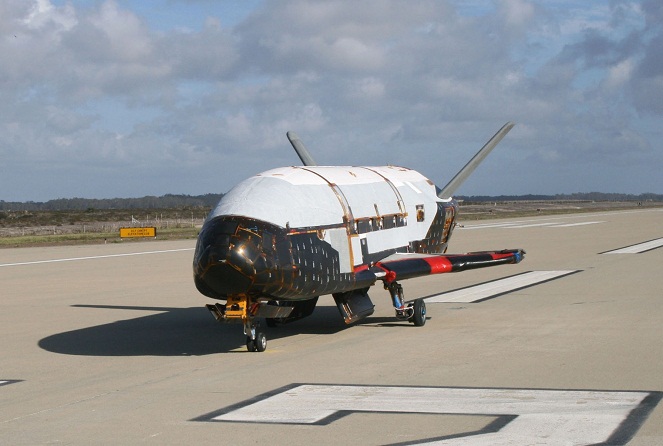 Belum diketahui apa misi dari X-37B ini. Namun dikatakan ia adalah pesawat intai yang sama seperti Blackstar yakni bertugas mengorbit Bumi [Image Source]