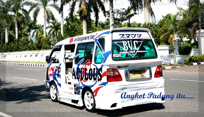 Angkot Padang bikin penumpang serasa naik Mobil Limousin [Image Source]
