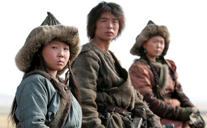 Bocah tiga tahun Mongol sudah sangat mahir mengendarai kuda dan menggunakan panah [Image Source]