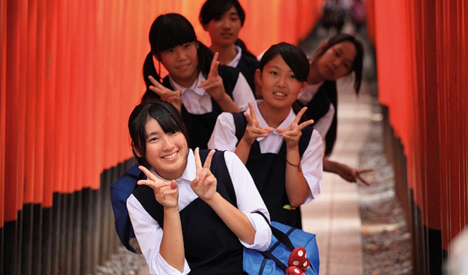 Berdasarkan data statistik, orang-orang Jepang lebih bahagia [Image Source]