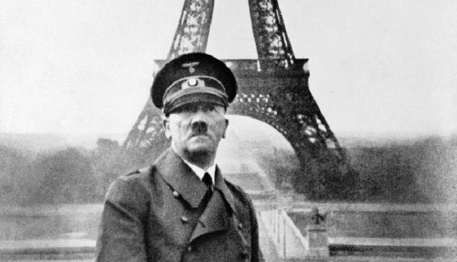 Mungkin hanya Perancis yang berani mengerjai sang pimpinan Nazi ini [Image Source]