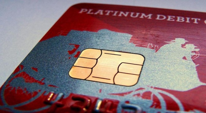 Percaya atau tidak, buruh juga sering kedapatan memiliki kartu kredit di dompet mereka [Image Source]