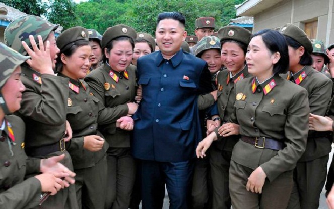 Kim sangat dipuja wanita, tapi ia setia terhadap istrinya [Image Source]