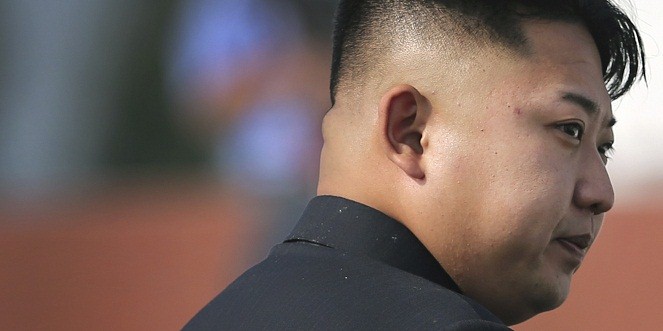 Banyak pihak yang tak menyukainya, namun Kim Jong Un tetap berdiri tegak [Image Source]