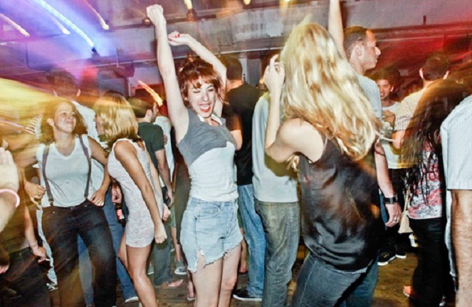 Tel Aviv juga identik dengan klub malam mereka yang gila [Image Source]