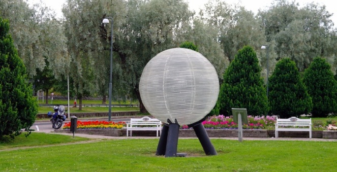 Benda bulat ini adalah model Neptunus yang termasuk dalam maket tata surya raksasa yang ada di Swedia [Image Source]