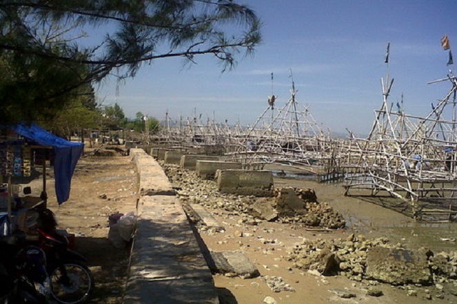 Tak hanya kotor fasilitas di pantai ini juga kurang terawat [Image Source]