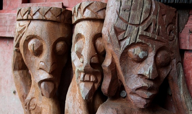 Jangan pernah pula menghina patung-patung kayu di Kalimantan [Image Source]