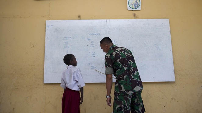 Tentara tak hanya bisa meletuskan peluru dari selongsongnya, mereka bisa juga mendidik anak-anak [Image Source]