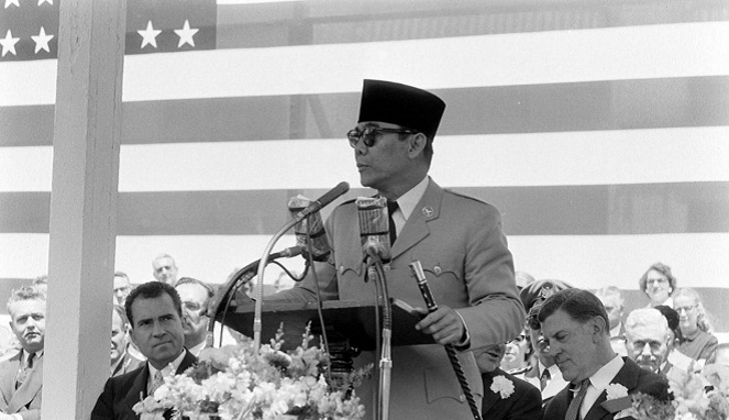 Tongkat yang dipegang Presiden Soekarno tersebut pernah menyelamatkan nyawa sang proklamator [Image Source]