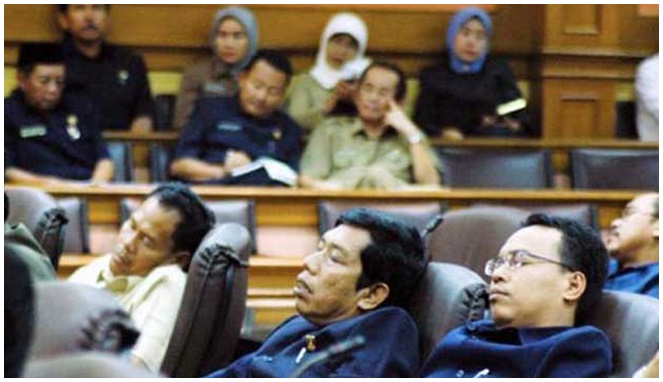 Anggota DPR tidur saat rapat [Image Source]