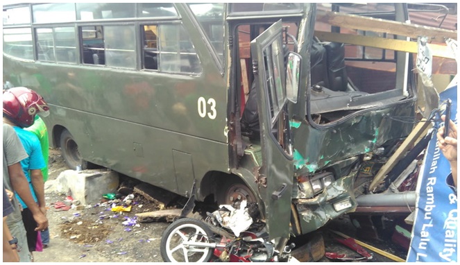 Bus TNI yang terlibat kecelakaan beruntun [Image Source]
