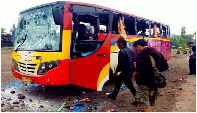 Bus yang ditumpangi suporter Arema rusak parah [Image Source]