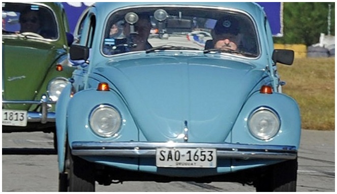 Jose Mujica mengendarai sendiri mobilnya [Image Source]