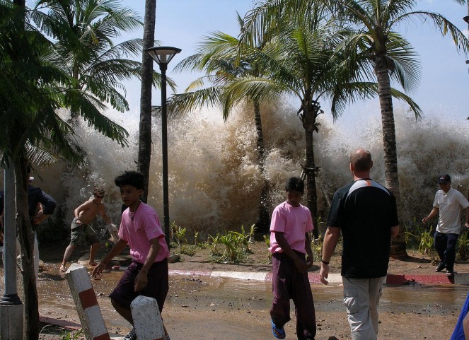Lari dari gelombang Tsunami yang menyerang [Image Source]