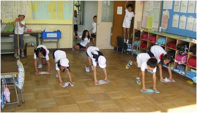 Murid-murid membersihkan kelas [Image Source]