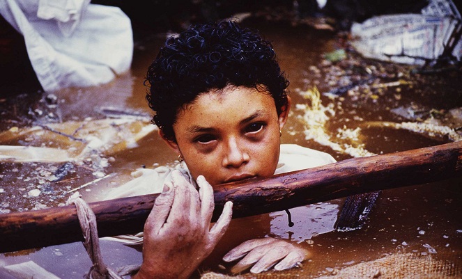 Mata hitamnya adalah bukti jika gadis ini mengalami penderitaan yang luar biasa [Image Source]