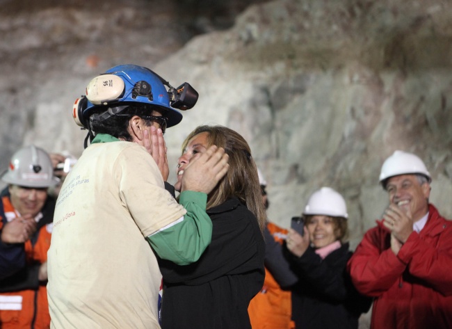 Penambang di Chili memeluk istrinya [Image Source]