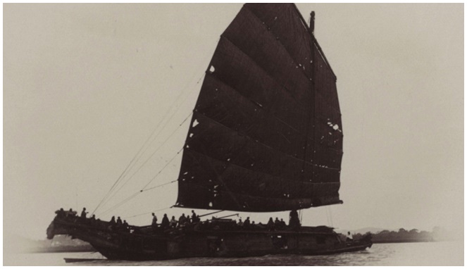 Perahu bajak laut [Image Source]