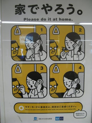 Peringatan agar tidak telepon di kereta api [Image Source]