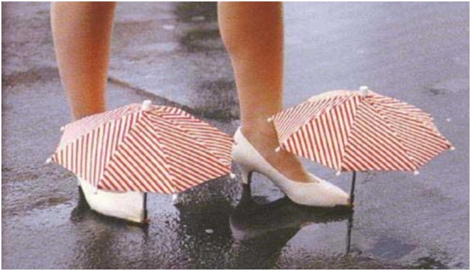 Salah satu contoh chindogu, payung untuk sepatu [Image Source]