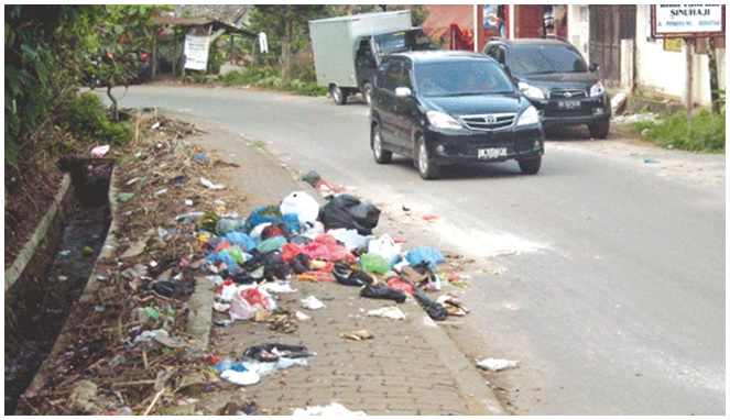 Sampah di pinggir jalan [Image Source]