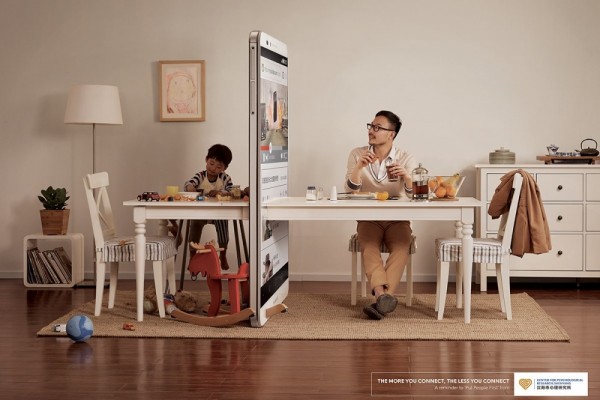 Smarphone di meja makan [Image Source]