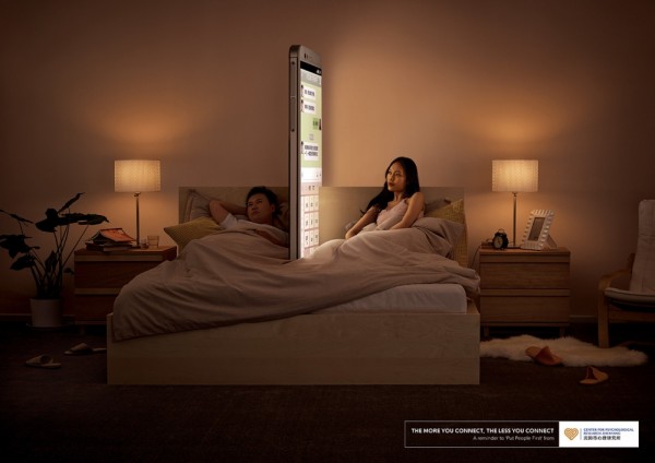 Smartphone di tempat tidur [Image Source]