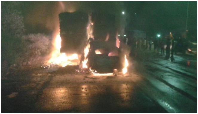 Truk Fuso dan Sedan Ford terbakar [Image Source]