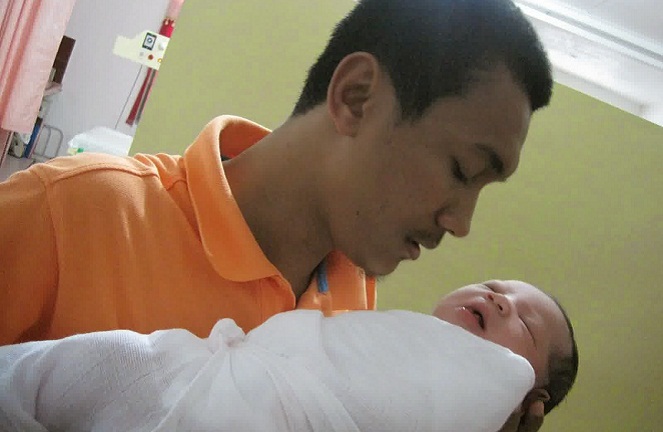 Bayi yang baru lahir juga disunnahkan untuk diadzani [Image Source]