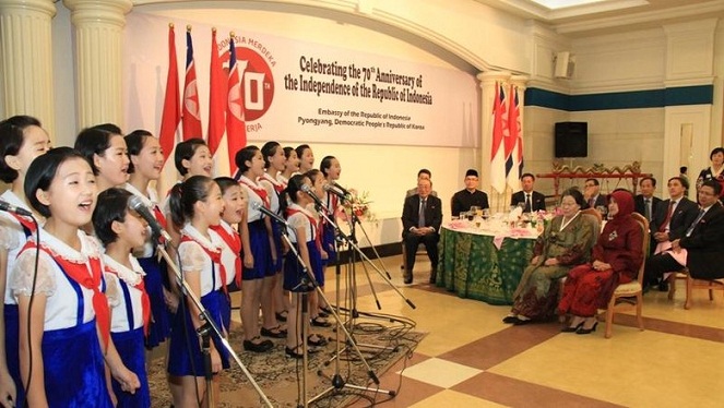 Anak-anak Korut ini menyanyikan lagu Indonesia Raya untuk menghormati hari kemerdekaan Indonesia [Image Source]