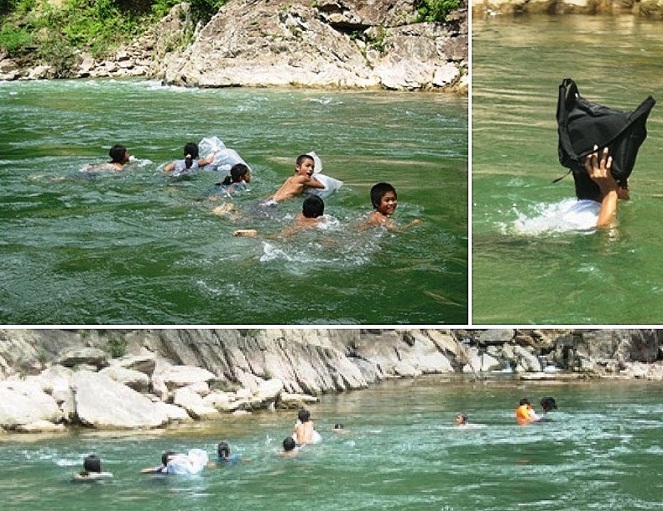 Anak-anak ini harus bisa berenang, kalau tidak mereka takkan bisa sekolah [Image Source]