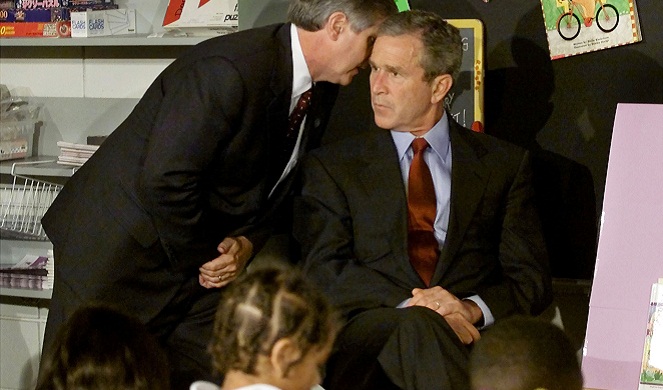 Mimik muka datar Bush saat diberitahu tentang serangan 11 September [Image Source]