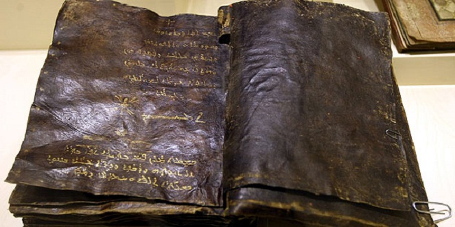 Injil dari kulit ini pun harganya pasti sangat-sangat mahal [Image Source]