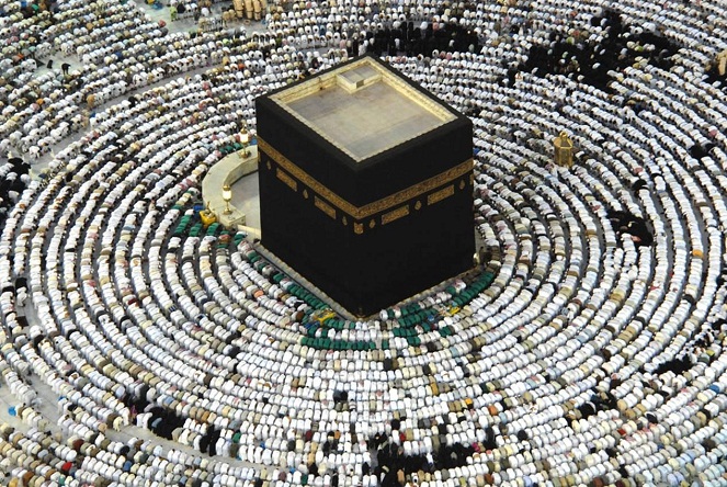 Rasul menyuruh Bilal bin Rabbah untuk pertama kalinya melakukan adzan di Mekkah dalam peristiwa Fathul Makkah [Image Source]