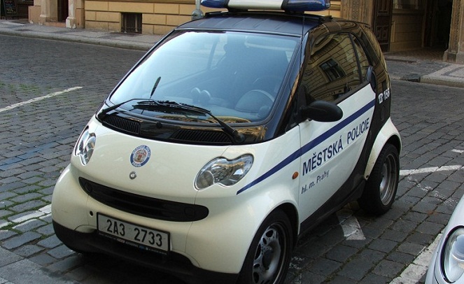 Smartcar yang sepertinya tak cocok untuk dijadikan mobil polisi [Image Source]