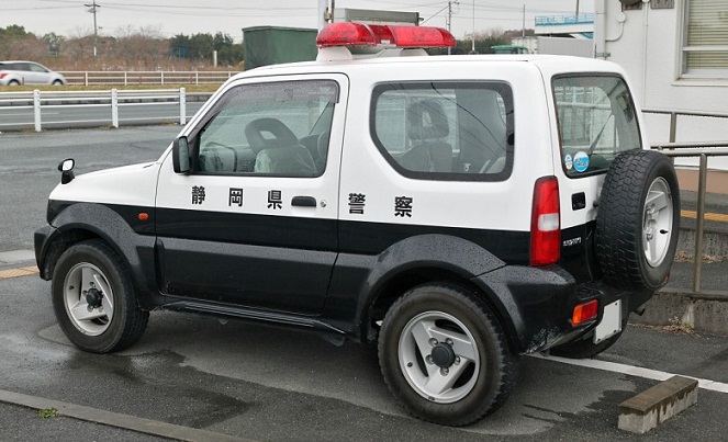 Jepang masih setia dengan mobil polisi lawasnya, padalah bisa bikin tuh yang lebih greget [Image Source]