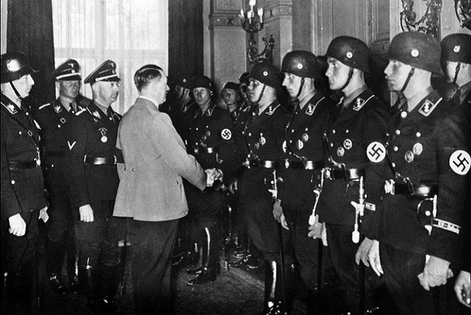 Benci Holocaust tapi rekrut anggota Nazi [Image Source]