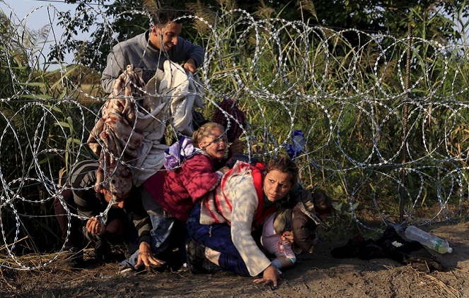 Beginilah ekspresi para pengungsi Suriah ketika melewati perbatasan, takut, ngeri, ingin menangis [Image Source]