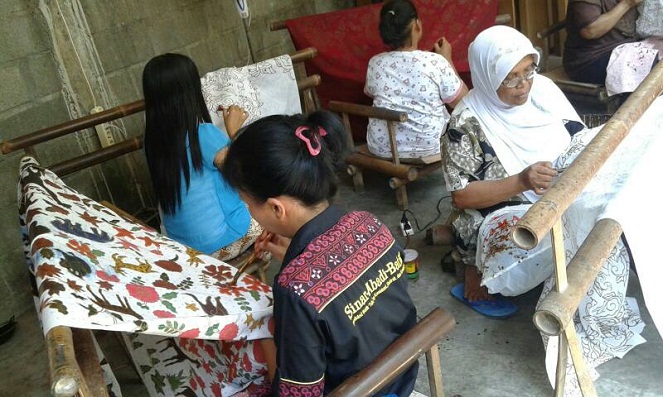 Program penggunaan batik sendiri membuat para pengrajin makmur [Image Source]