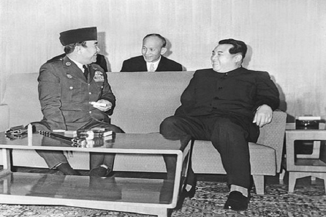 Momen keakraban Soekarno dengan Kim Il Sung [Image Source]