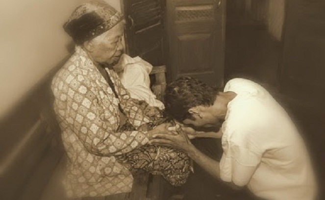 Orang Jawa juga identik dengan sifat sopan santunnya [Image Source]